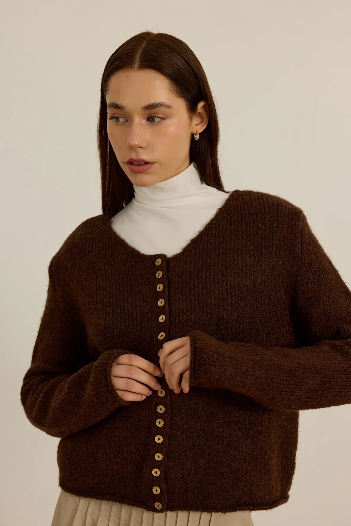 CARDIGAN EN COTON AVEC BOUTONS BOISÉS - BRUN CHAUD