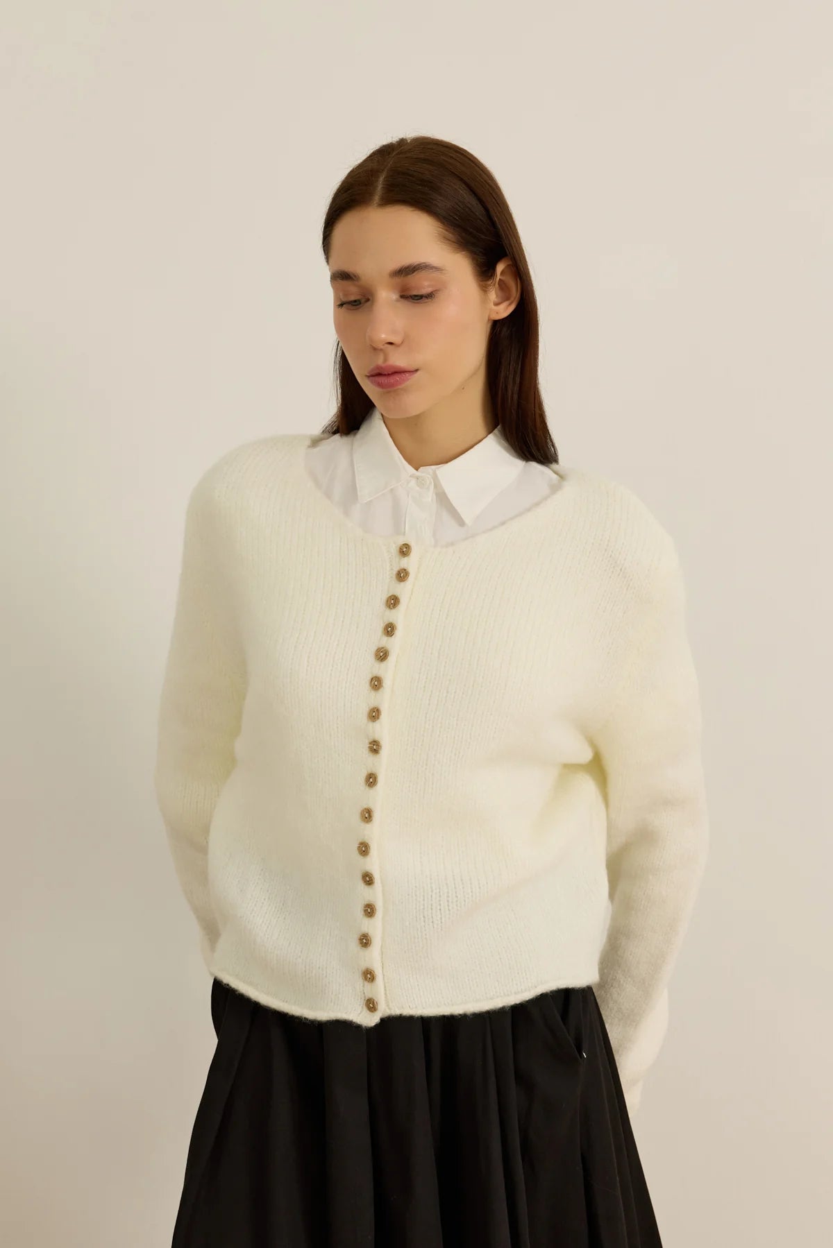 CARDIGAN EN COTON AVEC BOUTONS BOISÉS - BLANC OPALE